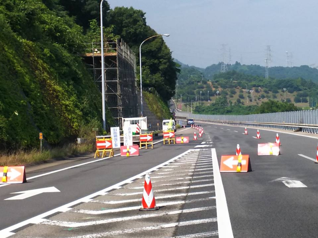 高速道路の規制を行っています。 国土第一警備保障 ‒ Education Practice